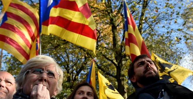 Los conselles cesados d Govern Meritxell Serret, Clara Ponsati y Antoni Comin, en la concentración convocada por ANC en Bruselas. REUTERS/Eric Vidal