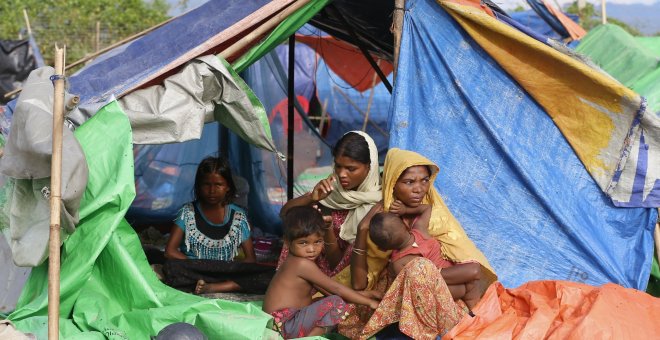 Mujeres y  niños rohinyas en un campamento de refugiados cerca de la frontera entre Myanmar y Bangladesh. EFE/EPA/HEIN