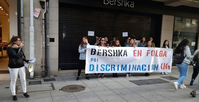 El personal de Bershka en la provincia de Pontevedra durante el segundo día de huelga indefinida. / @galizaCIG