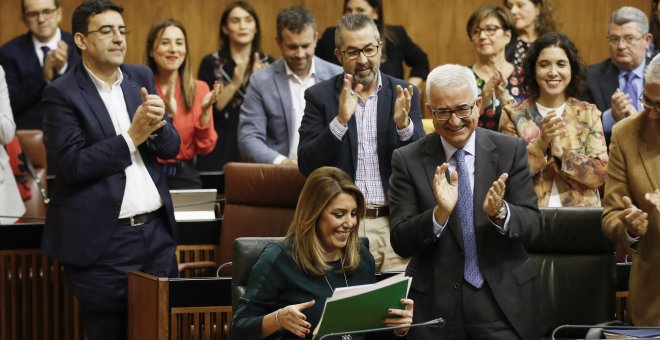 La presidenta andaluza, Susana Díaz, recibe los aplausos del grupo socialista tras su primera intervención en el debate sobre el estado de la Comunidad en el Parlamento de Andalucía en Sevilla. EFE/ Jose Manuel Vidal.