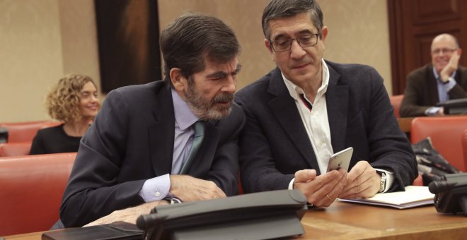 El diputado del PSOE José Enrique Serrano, y Patxi López,d., durante la constitución de la Comisión para la Evaluación y la Modernización del Estado Autonómico, en el Congreso de los Diputados.EFE/Zipi