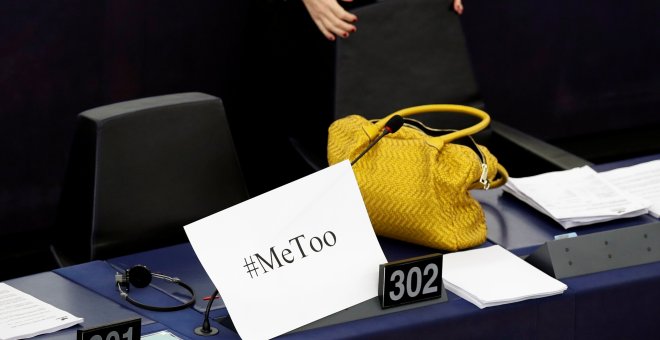 Un cartel en una mesa del Parlamento Europeo con el hastag #metoo que denuncia el abuso sexual. /REUTERS