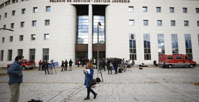 Un gran número de medios de comunicación se han acreditado para cubrir este lunes el inicio del juicio en el Tribunal Superior de Justicia de Navarra contra 'La Manada'. EFE/ Jesus Diges