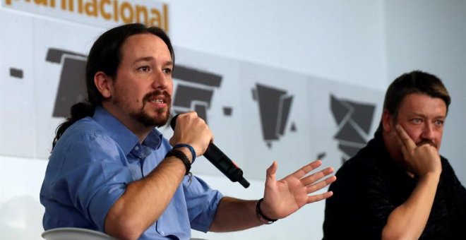 Pablo Iglesias en la presentación de "Repensar la España plurinacional", junto con el portavoz de En Comú Podem y candidato a las elecciones catalanas, Xavier Domènech, y la responsable de plurinacionalidad, la diputada Meri Pita / EFE