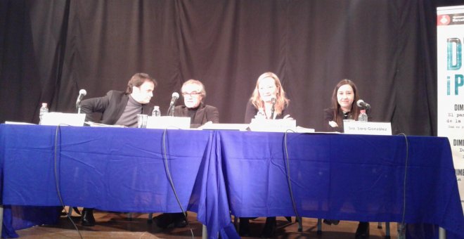 Jaume Asens, Javier Pérez Royo, i Victoria Rosell, amb la moderadora Sara Gonźalez, en el debat d'aquest dimecres, al teatre de l'antiga presó model de Barcelona. /MARC FONT