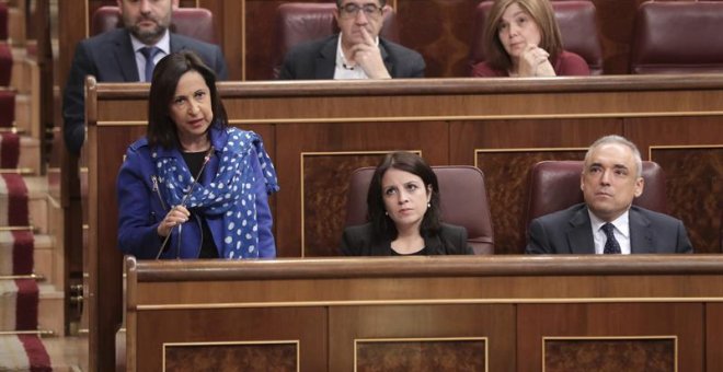 -La portavoz del Grupo Socialista, Margarita Robles,iz., en la sesión de control al Gobierno hoy en el Congreso de los Diputados, que tiene como asuntos principales la crisis política en Cataluña, el juicio por el caso Gürtel y los llamados "papeles del p