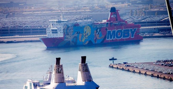 El crucero Moby Dada, más conocido como el 'Piolín', abandonó este jueves el puerto de Barcelona tras casi dos meses alojando a policías. EFE/ Quique García