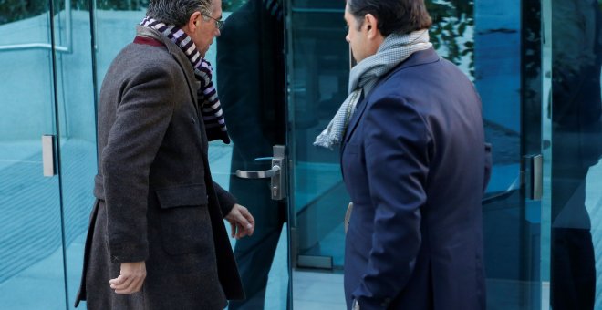 El ex secretario general del PP de Madrid Francisco Granados, acompañado por su abogado Javier Vasallo, a su llegada a la Audiencia Nacional. EFE/ Mariscal