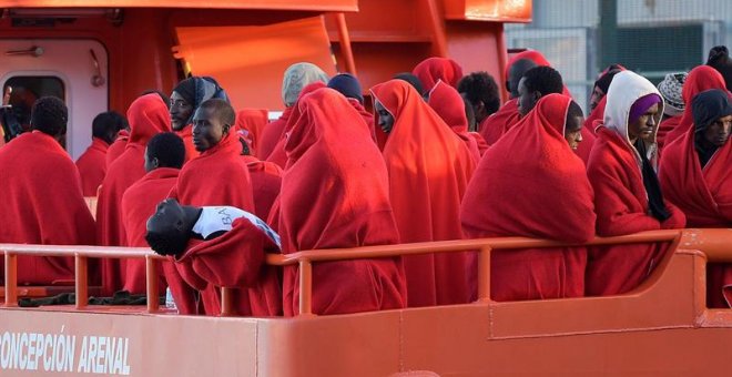 Llegada al puerto de Almería de 90 inmigrantes rescatados por Salvamento Marítimo cuando viajaban en tres pateras localizadas en distintos puntos del mar de Alborán. EFE / Carlos Barba