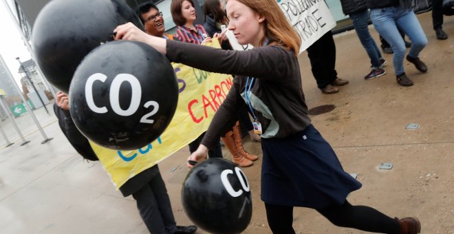 Una activista protesta contra las emisiones de CO2 en la cumbre climática de Bonn, Alemania.- REUTERS