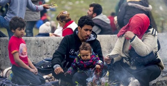 Una familia de refugiados aguarda en la frontera entre Austria y Eslovenia.- EFE/ ARCHIVO