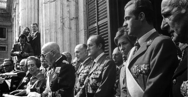 El dictador Francisco Franco y el entonces príncipe de Asturias y hoy rey emérito Juan Carlos de Borbón, en un acto celebrado 59 días antes de la muerte del primero.