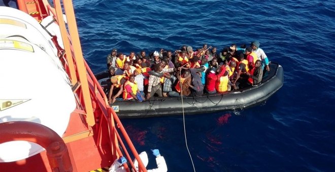 Una de las embarcaciones rescatadas por Salvamento Marítimo en el mar de Alborán.- SALVAMENTO MARÍTIMO