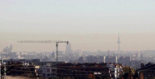 La boina de contaminación sobre la ciudad de Madrid. EFE