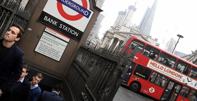 Varias personas salen de la boca del metro en la City de Londres. REUTERS/Toby Melville