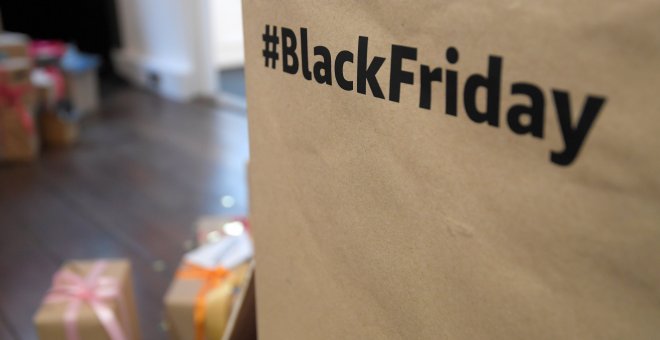 El hashtag '#BlackFriday, en un stand de Amazon en Londres. REUTERS/Toby Melville