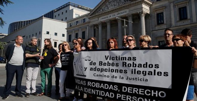 Un grupo de víctimas de bebés robados y adoptados ilegales durante una concentración ante el Congreso de los Diputados / EFE