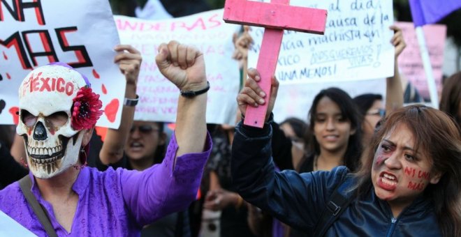 Ciudad de México. Al grito de "Ni una menos" mujeres vestidas de negro salen a la calle con banderas y pancartas moradas. EFE