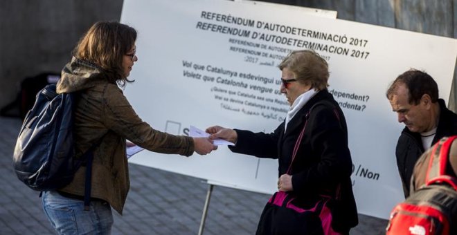 La diputada de la CUP, Eulàlia Reguant, reparte en Barcelona papeletas para el referéndum. EFE