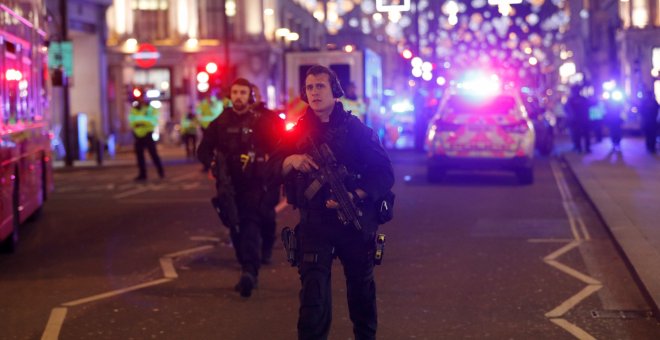 Varios policías patrullan las calles aledañas a Oxford Circus en Londres, tras producirse un tiroteo. REUTERS/Peter Nicholls