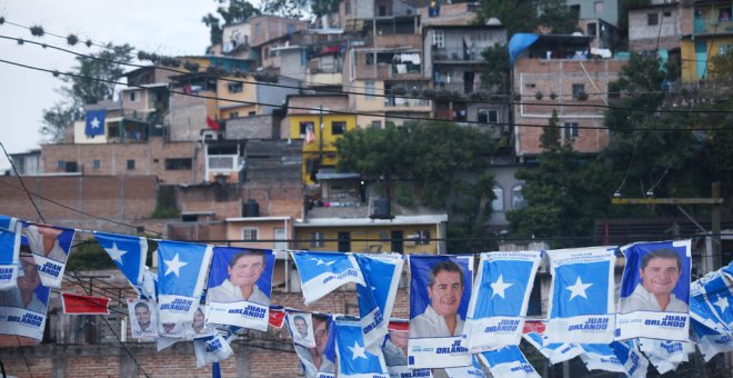 Carteles con el candidato oficialista en las elecciones presidenciales en Honduras, Juan Orlando Hernandez, en un barrio de Tegucigalpa.AFP/ RODRIGO Arangua