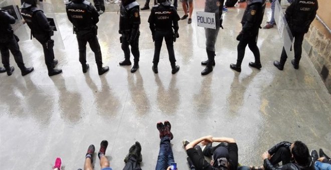 Imagen de la Policía Nacional en uno de los colegios electorales catalanes durante el referéndum del 1-O. /EUROPA PRESS