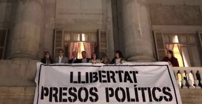 Pancarta 'llibertat presos politics' que en la fachada del Ayuntamiento de Barcelona.- EP