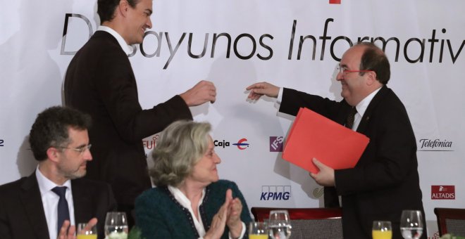 El secretario general del PSOE, Pedro Sánchez, saluda al líder del PSC y candidato de los socialistas para las elecciones del 21-D, Miquel Iceta, en un desayuno informativo. EFE/Zipi
