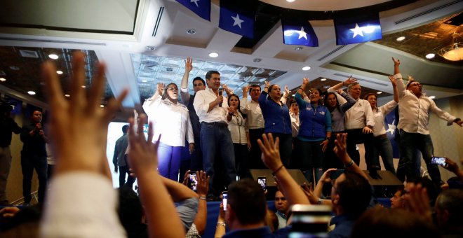 El presidente hondureño y candato a la reelección por el Partido Nacional, Juan Orlando Hernandez, se dirige a sus seguidores tras la publicación de los primeros resultados oficiales de las elecciones presidenciales. REUTERS/Edgard Garrido
