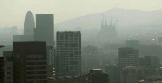 La Sagrada Família, en el fondo, durante un periodo de alta contaminación en Barcelona. EFE/Archivo