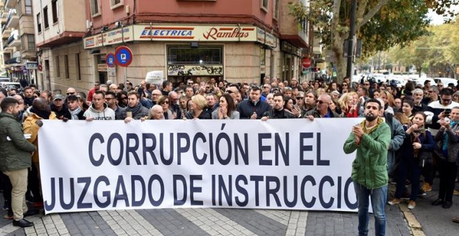 Tras la concentración han recorrido las calles de Palma hasta llegar al Tribunal Superior de Justicia de Baleares. /EFE