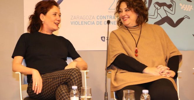 La adjunta a la direccón de 'Público', Virginia P. Alonso, con la periodista y colaboradora de este diario Cristina Fallarás. DANIEL MARCOS