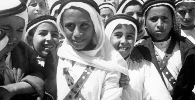 Foto tomada en 1948 de niños palestinos de Beer Sheba esperando al Comité Especial de las Naciones Unidas para Palestina, tras la partición del territorio en dos estados. AFP