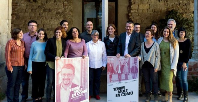 El cabeza de lista de "Catalunya en Comu-Podem", Xavier Domenech (4d), y la numero 2 de la lista, Elisenda Alamany (3i), junto a varios miembros de su lista electoral, durante la presentación hoy en Barcelona del lema y el cartel de la coalicion y la cand