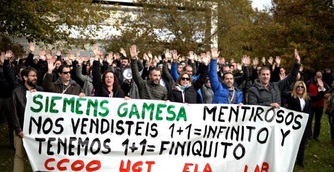 Trabajadores de Siemens Gamesa protestan contra los despidos anunciados en la compañía de aerogeneradores, en su sede en Zumudio (Vizcaya). REUTERS/Vincent West