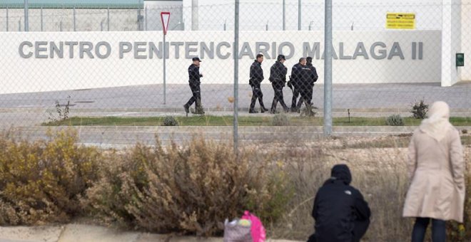 Un grupo de agentes de la Policía Nacional pasean por los alrededores del centro penitenciario Málaga II en Archidona (Málaga).- EFE