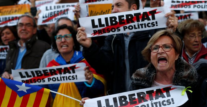 Manifestación en Barcelona reclamando la puesta en libertad de los líderes de ANC y Omnium Cultural y de los miembros cesados del Govern en prisión.. REUTERS/Javier Barbancho