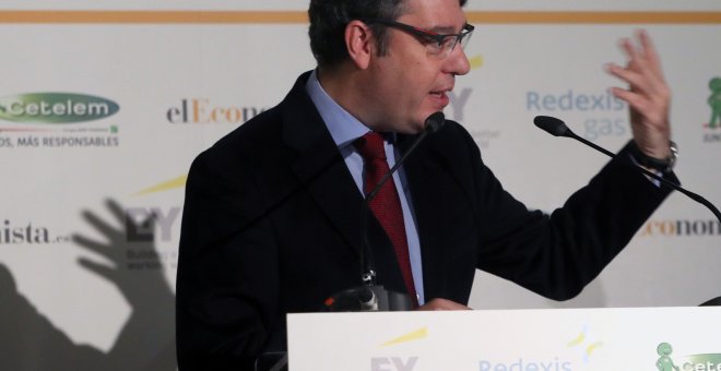 El ministro de Energía, Álvaro Nadal, durante la ponencia con la que participa en el desayuno del periódico 'El Economista', en Madrid. EFE/ J.J.Guillen