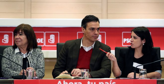 El secretario general del PSOE, Pedro Sánchez, junto a la presidenta, Cristina Narbona, y la vicesecretaria general, Adriana Lastra, en la reunión de la Comisión Permanente de la Ejecutiva Federal del PSOE, en la sede de Ferraz. EFE/ Chema Moya