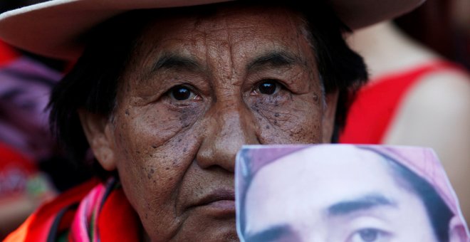 Un activista mapuche sostiene el reptrato del joven asesinado, Rafel Nahuel, durante una protesta en Buenos Aires.- REUTERS
