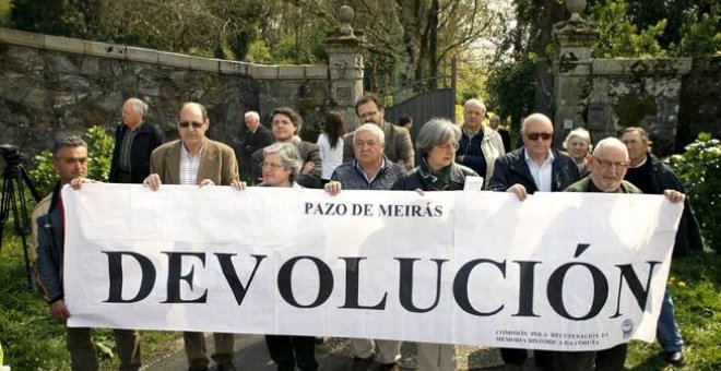 Protesta de la Comisión para la Recuperación de la Memoria Histórica de A Coruña frente al pazo. EFE/Archivo