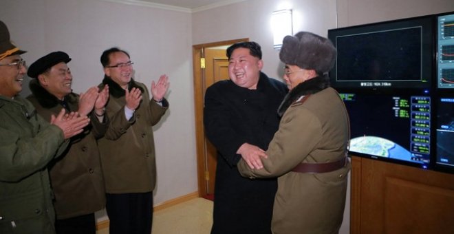 El líder norcoreano Kim Jong-un (d) celebrando el lanzamiento del misil balístico intercontinental Hwasong-15. REUTERS