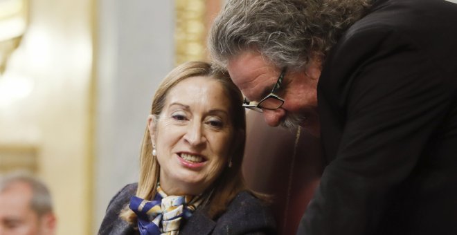 La presidenta del Congreso Ana Pastor conversa con el diputado de ERC Joan Tardá, durante el pleno del Congreso de Los Diputados. EFE/ FERNANDO ALVARADO