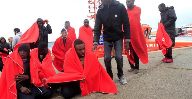 Otros 36 personas fueron rescatadas y trasladadas al puerto de Tarifa (Cádiz),entre ellos once mujeres y tres bebés, -EFE/A.Carrasco Ragel.