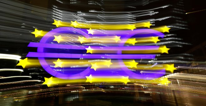 El símbolo del euro frente al edificio del Banco Central Europeo. REUTERS/Kai Pfaffenbach