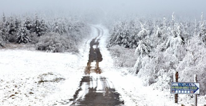Una carretera de montaña cubierta de nieve en O Cebreiro. EFE/Eliseo Trigo