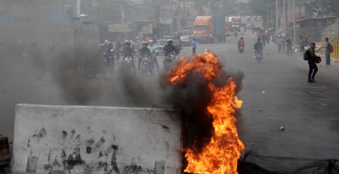 Imagen de algunos de los disturbios en Tegucigalpa por el presunto fraude electoral. REUTERS/Jorge Cabrera