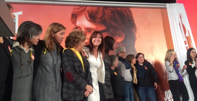 Foto de família de candidates de Junts per Catalunya, al final de l'acte d'inici de campanya d'aquest dilluns
