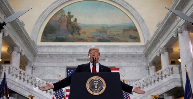 El presidente de EEUU, Donald Trump, ante el Capitolio del Estado de Utah, dónde ha anunciado grandes recortes en las reservas naturales. REUTERS/Kevin Lamarque
