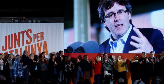 El president destituido Carles Puigdemont aparece en una pantalla durante el mitin de comienzo de la campaña electoral para el 21-D de Junts per Catalunya, en Barcelona. REUTERS/Javier Barbancho
